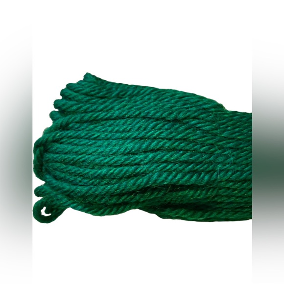 Holly Green VTG NOS Scovill Dritz Luxury 100% Virgin Wool Needlepoint 40 yds - Picture 3 of 5